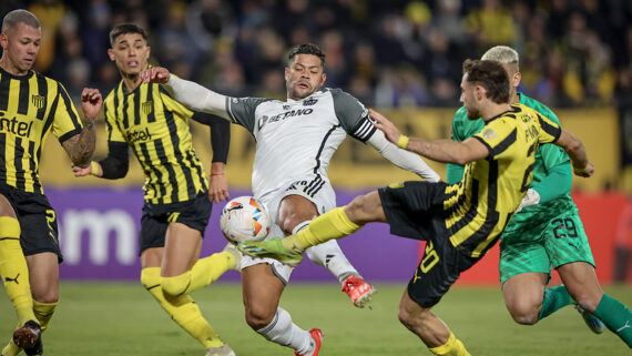 Hulk tenta a finalização (foto: Pedro Souza / Atlético)