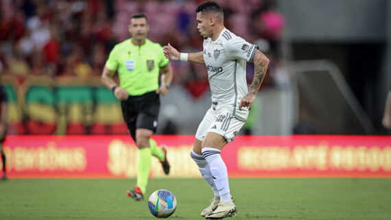 Paulinho e o árbitro Braulio Machado (foto: Pedro Souza / Atlético)