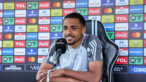 Rômulo em entrevista coletiva (foto: Pedro Souza / Atlético)