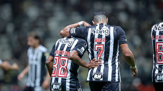 Hulk e Pedrinho comemoram mais um gol do Atlético (foto: Pedro Souza / Atlético)