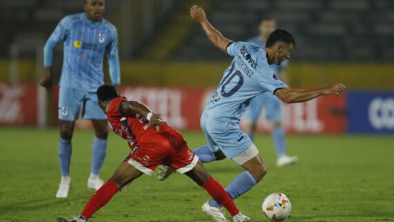 Univ. Católica e Alianza se enfrentaram em outro jogo do grupo B (foto: REPRODUÇÃO / TWITTER / CONMEBOL)