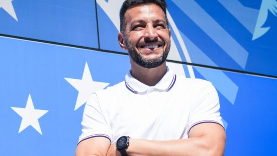 Edu Dracena chega para iniciar trabalhos na Toca da Raposa II (foto: GUSTAVO ALEIXO / TWITTER / CRUZEIRO)