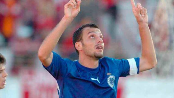 Ex-zagueiro, Edu Dracena assumirá cargo no departamento de futebol do Cruzeiro. (foto: REPRODUÇÃO / TWITTER / CRUZEIRO)