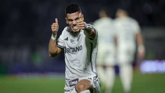 Paulinho comemora gol (foto: Pedro Souza / Atlético)
