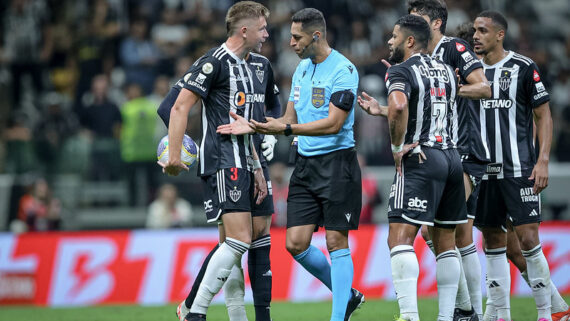 Árbitro expulsou Hulk aos 31 minutos do primeiro tempo (foto: Pedro Souza / Atlético)