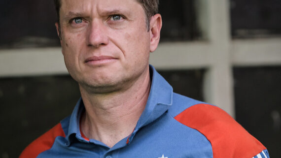 Fernando Seabra faz análise da goleada, assume responsabilidade e minimiza expulsão de Marlon. (foto: GUSTAVO ALEIXO / FLICKR / CRUZEIRO)