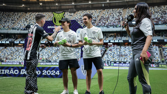 Sorteio aconteceu na apresentação de Bernard (foto: Pedro Souza / Atlético)