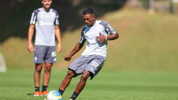 Vitinho, volante do sub-20 treinando com o time principal (foto: Paulo Henrique França / Atlético)