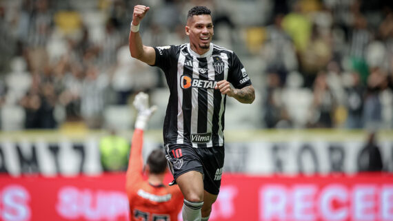 Paulinho comemora gol diante do São Paulo (foto: Pedro Souza / Atlético)