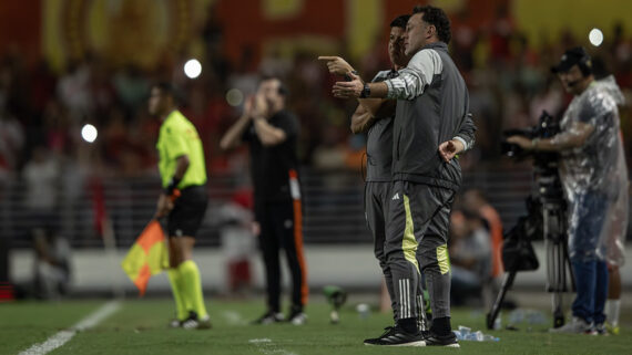 Gabriel Milito conversa com o seu auxiliar na partida contra o CRB (foto: Pedro Souza / Atlético)