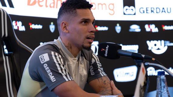 Paulinho concedeu entrevista coletiva na noite desta terça-feira (06) (foto: Pedro Souza / Atlético)