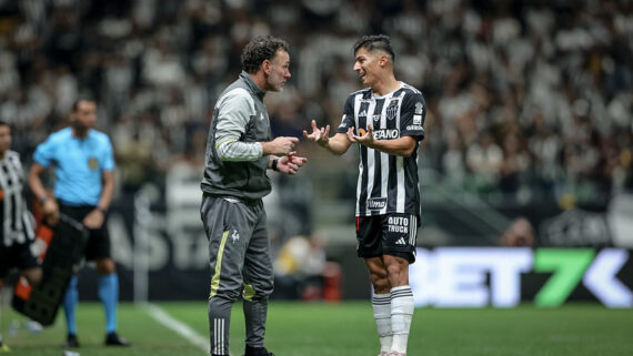 Milito conversa com Alan Franco na partida contra o CRB (foto: Pedro Souza / Atlético)