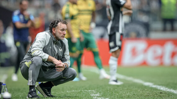 Gabriel Milito observa seu time diante do Cuiabá (foto: Pedro Souza / Atlético)