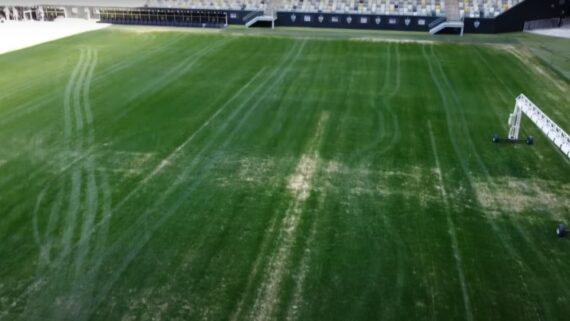 Gramado da Arena MRV segue apresentando falhas (foto: Imagem / Reprodução)