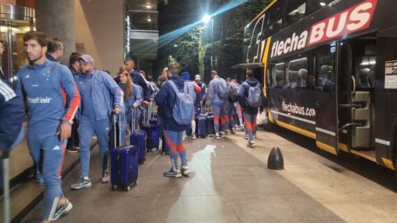 Torcida do Cruzeiro é impedida pela Polícia de acompanhar o desembarque da equipe. (foto: Stefano Marchesini / Deus Me Dibre )