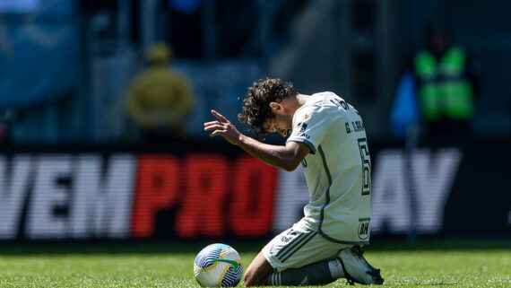 Scarpa comemora gol diante do Grêmio (foto: Pedro Souza / Atlético)