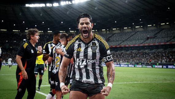 Hulk comemora gol que garantiu os 3 pontos diante do Athletic (foto: Pedro Souza / Atlético)