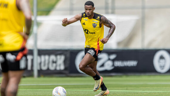 Júnior Santos em treinamento na Cidade do Galo (foto: Pedro Souza / Atlético)