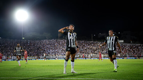 Rony comemora gol marcado no último sábado (foto: Pedro Souza / Atlético)