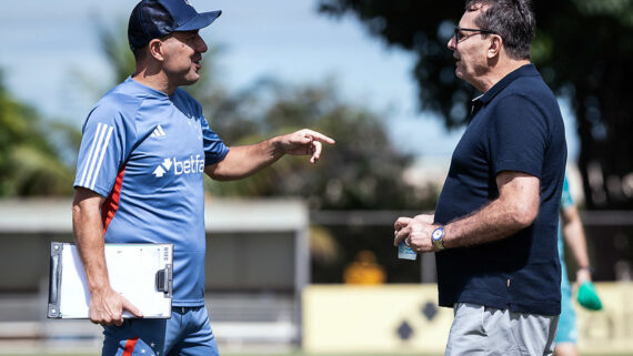 Leonardo Jardim e Pedro Lourenço durante treinamento na Toca II. (foto:  Gustavo Aleixo/Cruzeiro.)