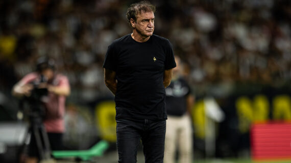 Cuca observa o jogo diante do Manaus (foto: Pedro Souza / Atlético)