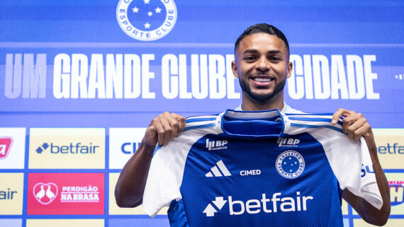 Wanderson é apresentado no Cruzeiro. (foto: Gustavo Aleixo/Cruzeiro.)