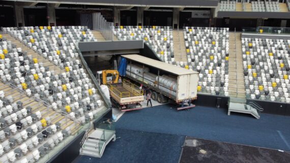 Carregamento com gramado sintético chegou na Arena MRV (foto: Divulgação / Atlético)