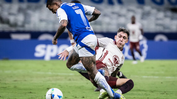 Derrota para o Mushuc Runa representou mudanças no Cruzeiro. Dudu, que aparece na imagem, teve seu contrato rescindido. (foto: Gustavo Aleixo / Cruzeiro.)
