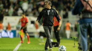 Cuca observa o time na partida contra o Juventude (foto: Pedro Souza / Atlético)