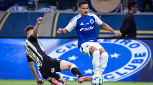 Kaiki, lateral-esquerdo do Cruzeiro. (foto: Gustavo Aleixo / Cruzeiro.)
