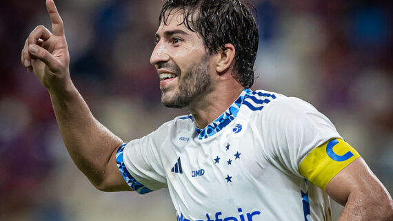 Lucas Silva celebra momento vivido pelo Cruzeiro. (foto: Samuel Andrade.)