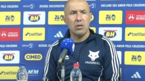 Jardim elogia time e comenta classificação na Copa do Brasil (foto: REPRODUÇÃO / YOUTUBE / SAMUCA TV)