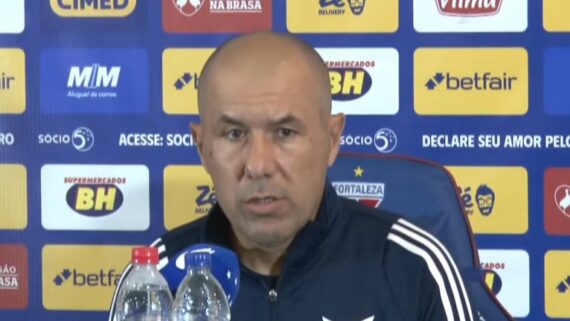 Leonardo Jardim exalta competência do grupo em vitória (foto: REPRODUÇÃO / YOUTUBE / SAMUCATV)