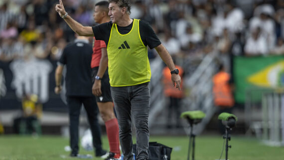 Cuca orienta o time na vitória contra o Ceará (foto: Pedro Souza / Atlético)