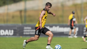 Iseppe em treinamento com o time principal do Atlético (foto: Pedro Souza / Atlético)