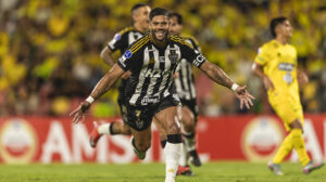 Hulk comemora gol na Colômbia (foto: Pedro Souza / Atlético)