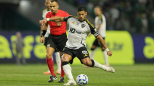 Hulk marca duas vezes em São Paulo, mas não evitou a derrota alvinegra (foto: Pedro Souza / Atlético)