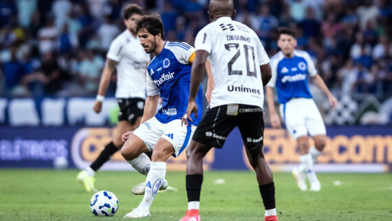 Cruzeiro vacila na defesa, perde invencibilidade e vê Ceará virar no Mineirão (foto: Foto: Gustavo Aleixo/Cruzeiro)