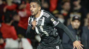 Zagueiro Rômulo pode deixar o Atlético rumo ao futebol português (foto: Foto: Pedro Souza / Atlético)