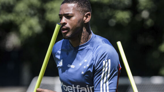 O cria da base do Cruzeiro, o zagueiro Pedrão, que estava emprestado ao Avaí, até o fim da série B, vai mudar de camisa e vai defender Pafos (foto: Foto: Gustavo Aleixo/Cruzeiro)