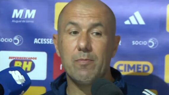 Jardim fala sobre ausências, substituições e arbitragem (foto: REPRODUÇÃO / YOUTUBE / SAMUCA TV)