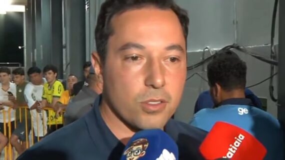 CEO do Cruzeiro reclama após polêmica de arbitragem (foto: REPRODUÇÃO / YOUTUBE / SAMUCA TV)