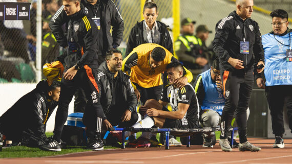 Cuello foi amparado por Hulk após grave lesão na Bolívia (foto: Pedro Souza / Atlético)
