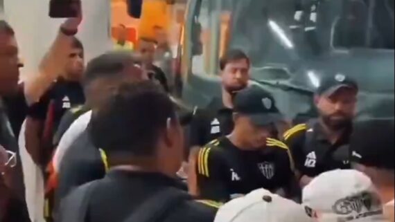 Protesto no desembarque em Confins (foto: Divulgação / Redes Sociais)