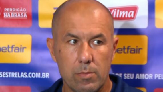Jardim comenta virada, elogia adversário e ressalta mudanças feitas (foto: REPRODUÇÃO / YOUTUBE / SAMUCA TV)