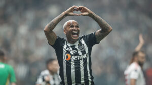 Deyverson comemora gol pelo Atlético (foto: Pedro Souza / Atlético)