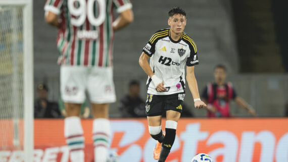 Román precisará passar por cirurgia na mão (foto: Pedro Souza / Atlético)