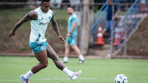 Marquinhos sofre grave lesão em treinamento na Toca da Raposa II. (foto: Gustavo Aleixo / Cruzeiro.)