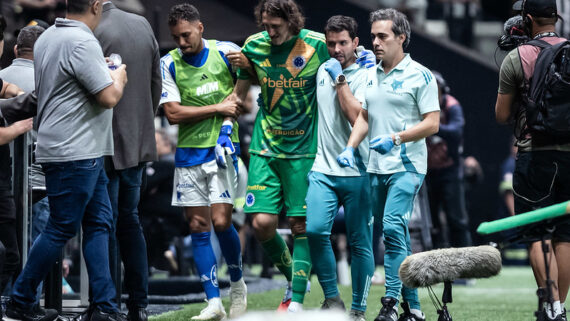 Cássio foi substituído após sofrer concussão no clássico. (foto: Gustavo Aleixo / Cruzeiro.)