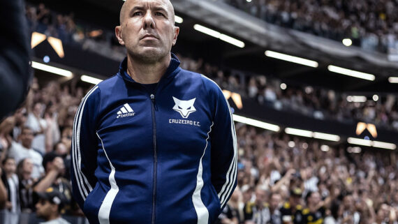 Leonardo Jardim faz críticas a Zanovelli. (foto: Gustavo Aleixo / Cruzeiro.)